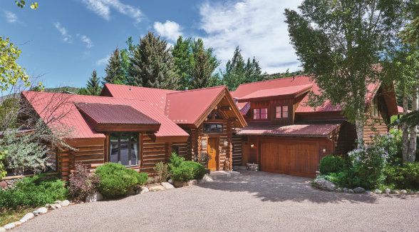 MADE TO MEASURE. In 1997, John and Aimee Oates built this
five-bedroom, four-and-a-half bath log home just outside Aspen.